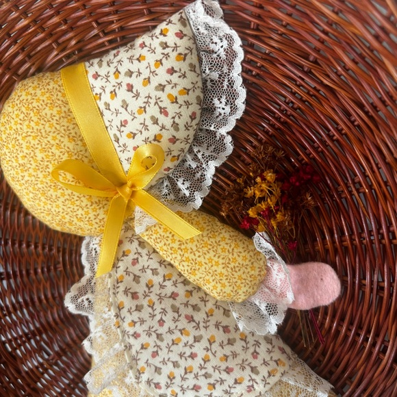 Handmade quilted "HOLLY HOBBIE" 3D BONNET GIRL Art holding dried flower bouquet - Picture 3 of 7